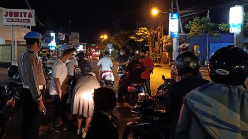 Polsek Denpasar Timur menggelar razia kendaraan Senin (25/4/2022) malam. (Dok. Polsek Denpasar Timur)