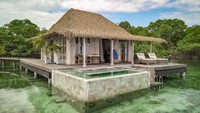 Resor Bocas Bali pun dibangun di atas air. Ada pasir putih, pohon palem hingga kursi santai. Terdapat pula jalan kayu selebar 3 meter untuk menghubungkannya ke pulau. (Bocas Bali)