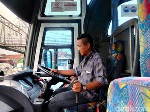 Cerita Berliku di Balik Kemudi Sopir-Kondektur Bus Bandung-Tasik