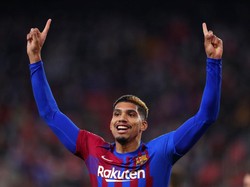 Bek tengah: Ronald Araujo, 23 tahun. Foto: Getty Images/Fran Santiago