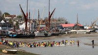 Dalam balap lumpur ini, para pesaing berlomba melintasi muara Blackwater saat air surut, di sepanjang tepi sungai dan kembali melalui air.