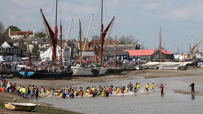Saat Joker dan Batman Seru-seruan Ikut Balap Lumpur di Inggris MALDON, ENGLAND - APRIL 24: Competitors dressed as Batman characters participate in the Maldon Mud Race on April 24, 2022 in Essex, England. The annual race resumed after two years' hiatus due to Covid-19. (Photo by Hollie Adams/Getty Images)