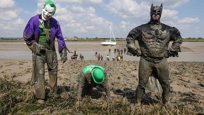 Saat Joker dan Batman Seru-seruan Ikut Balap Lumpur di Inggris