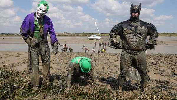 Saat 'Joker' dan 'Batman' Seru-seruan Ikut Balap Lumpur di Inggris