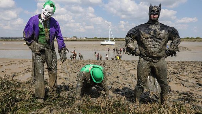 Saat Joker dan Batman Seru-seruan Ikut Balap Lumpur di Inggris MALDON, ENGLAND - APRIL 24: Competitors dressed as Batman characters participate in the Maldon Mud Race on April 24, 2022 in Essex, England. The annual race resumed after two years' hiatus due to Covid-19. (Photo by Hollie Adams/Getty Images)