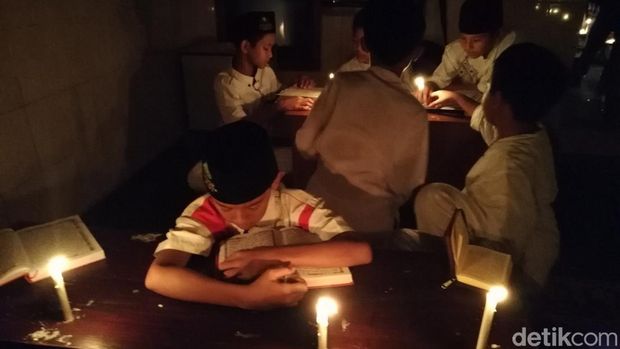 Santri di Ponpes Baitul Mustofa dan siswa di MI Ulul Quran Ali Bin Abi Tholib mengikuti khataman Alquran berpenerangan lilin, Senin (25/4/2022).