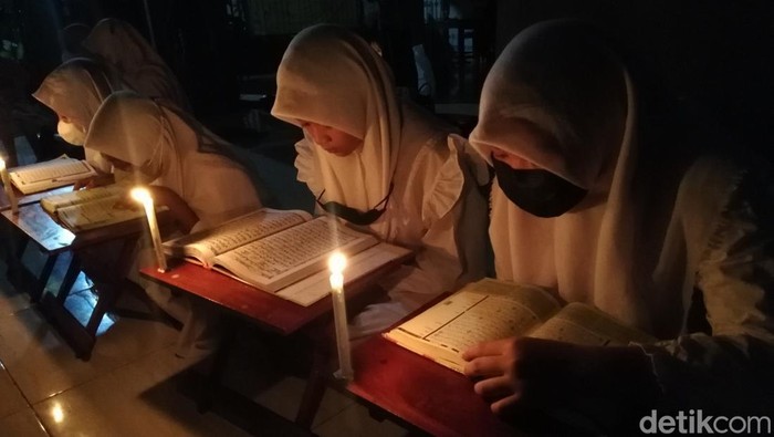 Santri di Ponpes Baitul Mustofa dan siswa di MI Ulul Quran Ali Bin Abi Tholib mengikuti khataman Alquran berpenerangan lilin, Senin (25/4/2022).