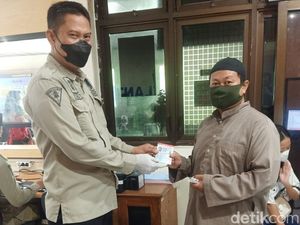 Ngaji Saat Antre Ujian Praktik, Pria di Tulungagung Diganjar SIM Gratis
