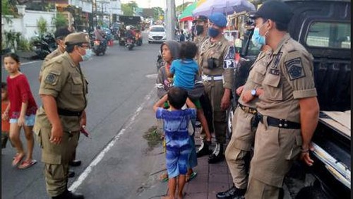 Petugas mengamankan gepeng berkedok jualan tisu di Pantai Kuta, Kabupaten Badung.