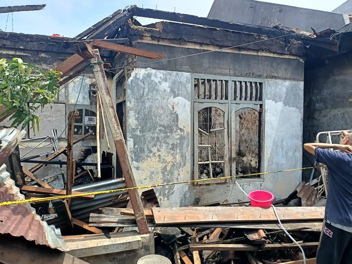 Sebuah rumah hangus terbakar usai sang anak bermain korek api di dalam kamar.