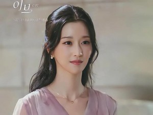 8 Gaya Mewah Seo Ye Ji di Drakor Eve, Pakai Anting-anting Rp 662 Juta