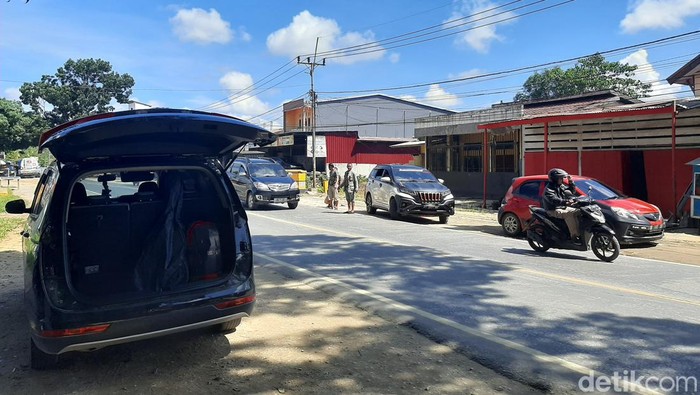 Sopir angkutan menanti penumpang mudik di Kendari.