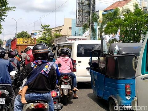 Rombongan sopir bajaj mudik lewat Jalur Pantura
