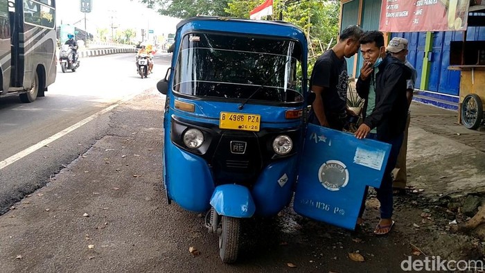 Rombongan sopir bajaj mudik lewat Jalur Pantura