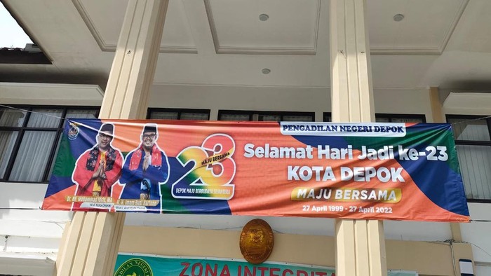 Spanduk HUT ke-23 Kota Depok di depan Pengadilan Negeri Depok (Dwi-detikcom)