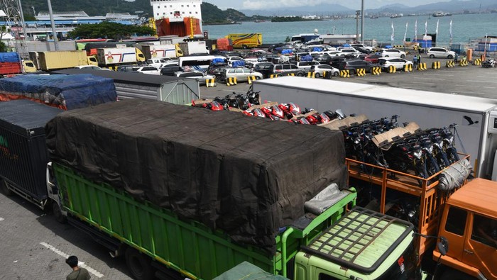 Sejumlah kendaraan pribadi yang akan menyeberang ke Pulau Sumatera antre di Dermaga V Pelabuhan Merak, Cilegon, Banten, Selasa (26/4/2022). Seiring makin meningkatnya jumlah arus mudik PT ASDP Merak menambah jumlah perjalanan/trip kapal ferry dari 72 trip menjadi 77 trip sejak Senin (25/4) dan secara keseluruhan total penumpang yang menyeberang naik tajam dalam 3 hari dari 23.650 orang menjadi 35.075 orang pada hari Senin (25/4) kemarin dengan rincian jumlah penumpang pejalan kaki sebanyak 627 orang dan 34.440 orang dalam kendaraan. ANTARA FOTO/Asep Fathulrahman/aww.
