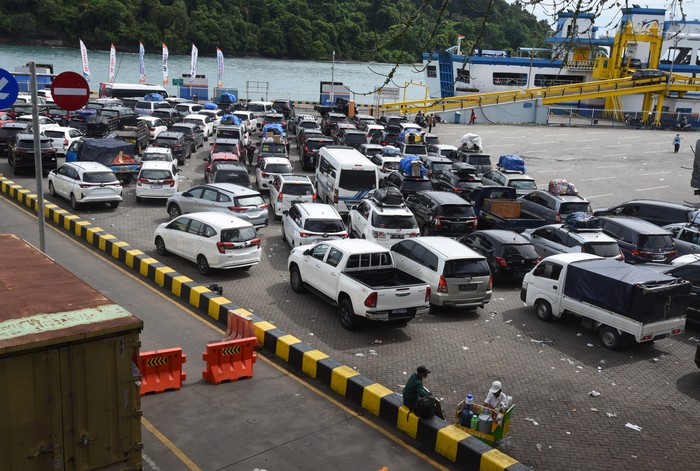 Sejumlah kendaraan pribadi yang akan menyeberang ke Pulau Sumatera antre di Dermaga V Pelabuhan Merak, Cilegon, Banten, Selasa (26/4/2022). Seiring makin meningkatnya jumlah arus mudik PT ASDP Merak menambah jumlah perjalanan/trip kapal ferry dari 72 trip menjadi 77 trip sejak Senin (25/4) dan secara keseluruhan total penumpang yang menyeberang naik tajam dalam 3 hari dari 23.650 orang menjadi 35.075 orang pada hari Senin (25/4) kemarin dengan rincian jumlah penumpang pejalan kaki sebanyak 627 orang dan 34.440 orang dalam kendaraan. ANTARA FOTO/Asep Fathulrahman/aww.