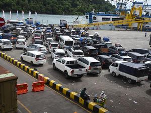 Ramai Kendaraan Menuju Pelabuhan, Antrean di Gerbang Tol Merak 1 Km