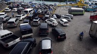 Sejumlah kendaraan pribadi yang akan menyeberang ke Pulau Sumatera antre di Dermaga III Pelabuhan Merak, Cilegon, Banten, Selasa (26/4/2022).