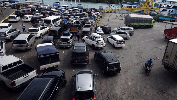 Suasana Arus Mudik di Pelabuhan Merak Makin Ramai