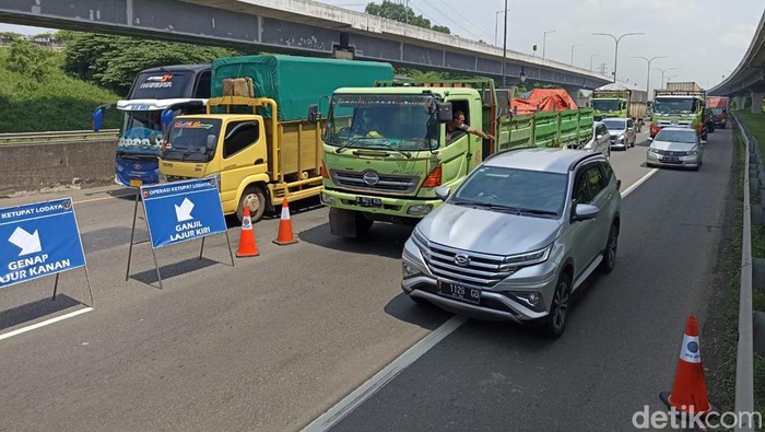 Suasana Tol Cikampek padat.