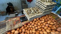 Menurut pedagang, kenaikan harga kebutuhan pokok merupakan fenomena yang kerap terjadi menjelang lebaran.