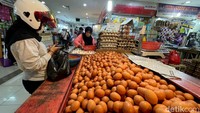 Apalagi menurut para pedagang perubahan harga telur terjadi setidaknya 3 kali dalam seminggu.