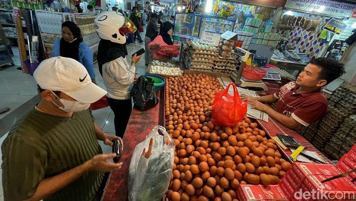 Tak Cuma Daging Sapi, Harga Telur Ikut Naik Jelang Lebaran Sejumlah harga bahan pokok merangkak naik menjelang lebaran. Selain daging sapi, harga telur di Jakarta juga mulai melonjak naik.