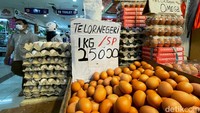 Di salah satu kios, pedagang tampak menjual telur negeri seharga Rp 25.000 per kilogram.
