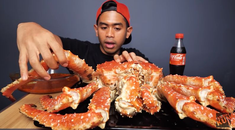 Tanboy Kun Mukbang King Crab Rp 6,5 Juta