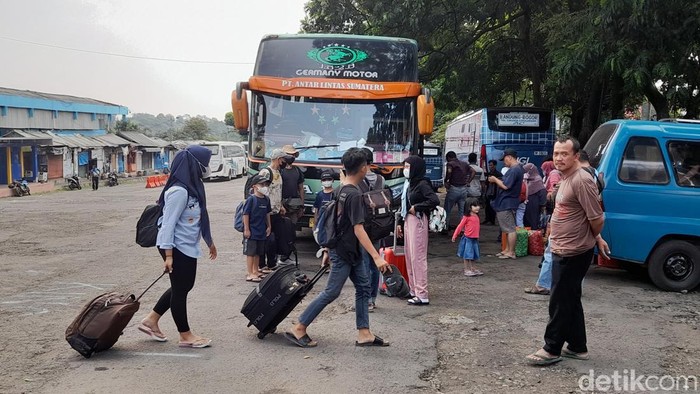 Tarif ongkos bus antar kota antar provinsi di Terminal Tipe A Baranangsiang, Kota Bogor, Jawa Barat, mengalami lonjakan hingga 100 persen (Muchamad Sholihin/detikcom)