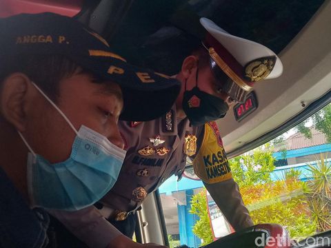 Tim gabungan mengecek kelayakan bus di terminal Ir Soekarno.