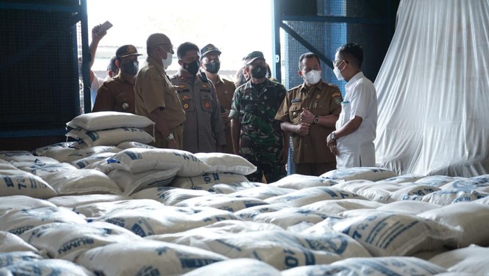 Tim monitoring stok pangan saat meninjau gudang Bulog Kisaran