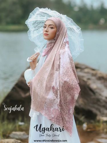 Tren hijab pashmina instan motif dari Rahina Indonesia.