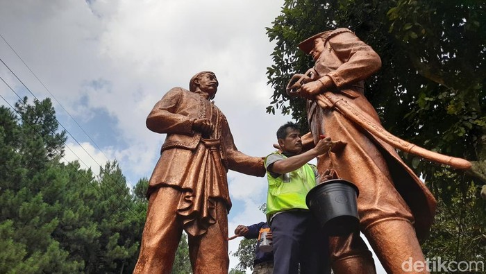 Tukang ojek pangkalan di Cadas Pangeran tengah mendandani patung Pangeran Kornel dan Gubernur Jenderal Willem Daendels
