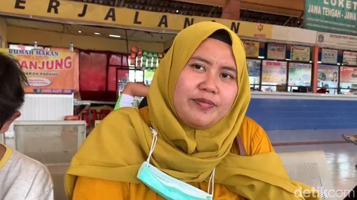 Umi, salah satu warga yang rela membeli tiket bus yang harganya naik 100% demi bisa pulang kampung (Rakha/detikcom)