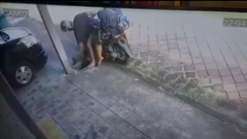 Pemotor curi besi gorong-gorong diduga di Jalan Bumbak Gang Pulau 26, Banjar Anyar Kelod, Kelurahan Kerobokan, Kecamatan Kuta Utara, Kabupaten Badung.