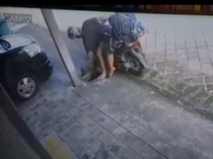 Viral, Pemotor Curi Besi Penutup Gorong-gorong di Kerobokan Badung