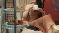 Dia rajin ikut temanin Hotman shooting tapi tdk mau di angkat jadi Aspri!! Rela dia sisirin dan lap keringat hotman setiap shooting, ujar Hotman Paris saat mengunggah foto Vira di instagramnya. Foto: instagram @virramelia