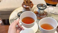 Lewat instagramnya, Vira terbilang foodies yang suka kulineran. Banyak momen makannya yang ia unggah. Termasuk ketika santai menikmati afternoon tea ini. Foto: instagram @virramelia