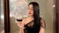 Makan makan di restoran steak, Vira lebih dulu meneguk wine sebelum makan daging panggang. Ia juga siap menikmati roti dengan olesan butter. 
