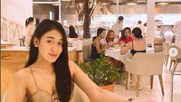 Vira adalah pengusaha, wanita yang juga mantan pramugari ini memiliki bisnis florist yang tokonya berlokasi di kawasan Bintaro. Foto: instagram @virramelia