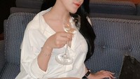 Foto ini diambil saat Vira menikmati minuman. Tapi hasil fotonya buram dan tak fokus. Meskipun demikian, Vira tetap terlihat cantik ya! Foto: instagram @virramelia