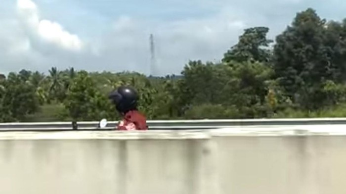 Viral pengendara motor masuk tol Pekanbaru-Dumai.