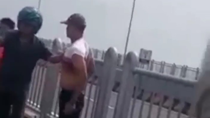 viral pria pencopet menceburkan diri dari jembatan suramadu