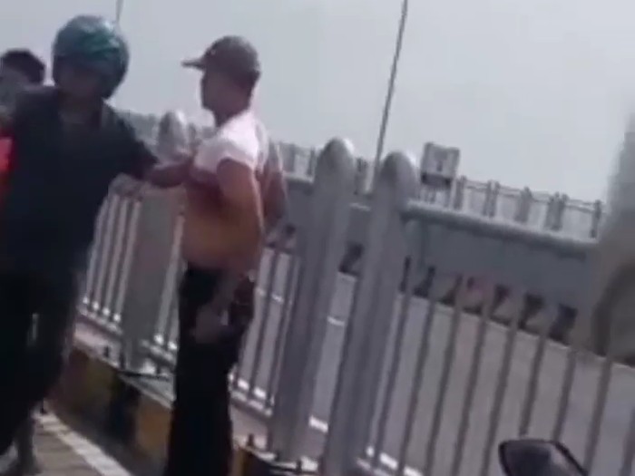 viral pria pencopet menceburkan diri dari jembatan suramadu