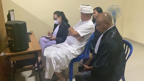 Mantan Sekda Buleleng Dewa Ketut Puspaka (tengah) saat mengikuti sidang putusan secara daring, Selasa (26/4/2022)