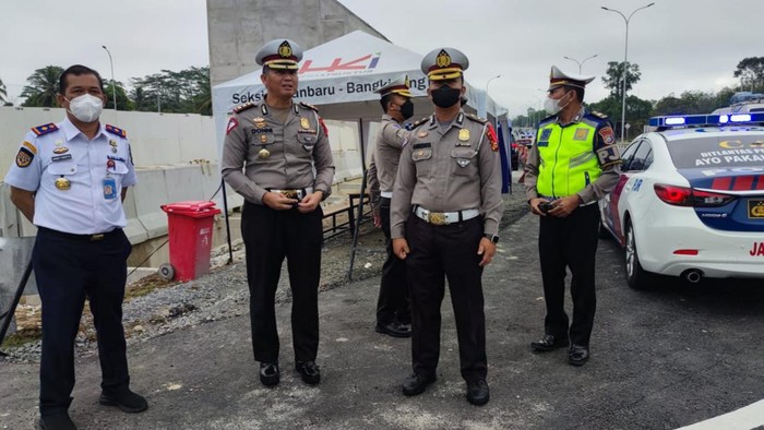 Wadirlantas Polda Riau AKBP Donni Eka Syahputra saat memantau arus mudik lebaran.