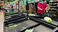 Warga Beijing ramai-ramai menyerbu supermarket di tengah kekhawatiran penerapan lockdown ketat di wilayah tersebut. (Reuters/Carlos Rawlings)