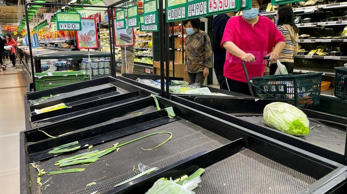 Warga Beijing Panic Buying, Rak di Supermarket Kosong Melompong Warga Beijing serbu supermarket karena khawatir lockdown ketat akan diterapkan di wilayah itu. Rak-rak di supermarket kosong melompong gegara warga panic buying